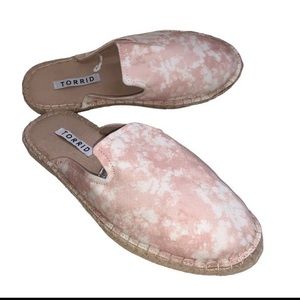Torrid slip-on Espadrille Canvas plush tie dye size 10 Wide Width